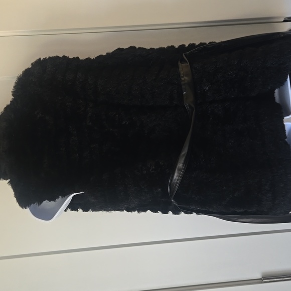 Chic Black Faux Fur Vest with Belt - Picture 5 of 5